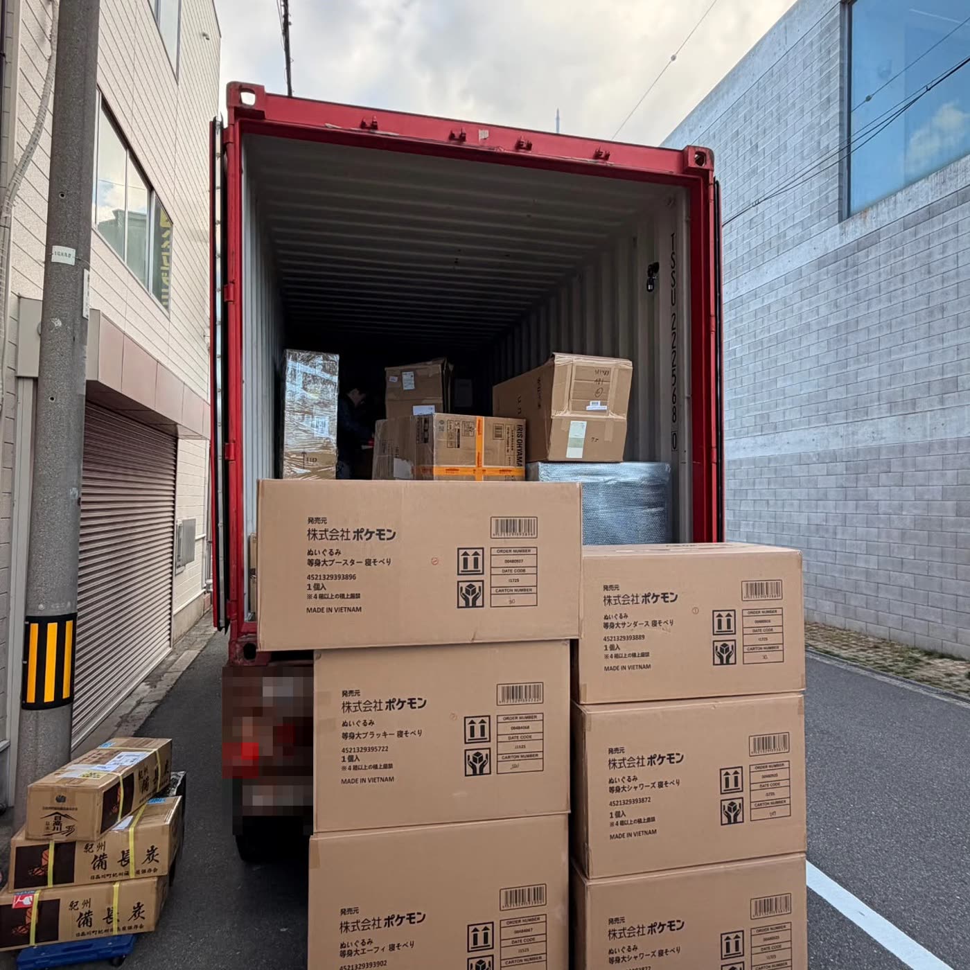 寶可夢等身大寝そべり玩偶外箱堆在貨櫃前準備裝櫃