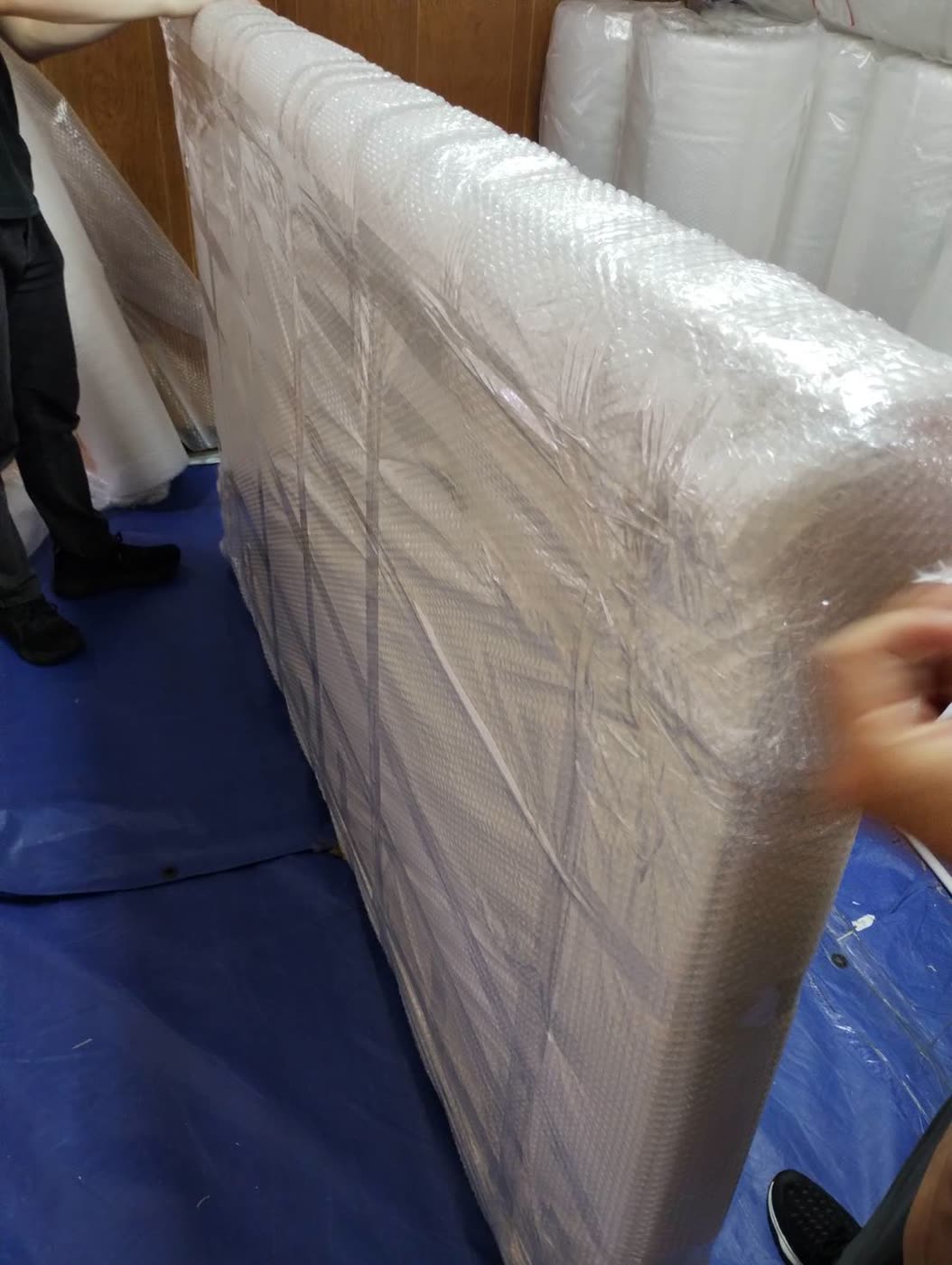 等身大立牌重新用氣泡布整片包覆